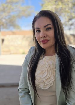 Una foto de Isabel al aire libre.